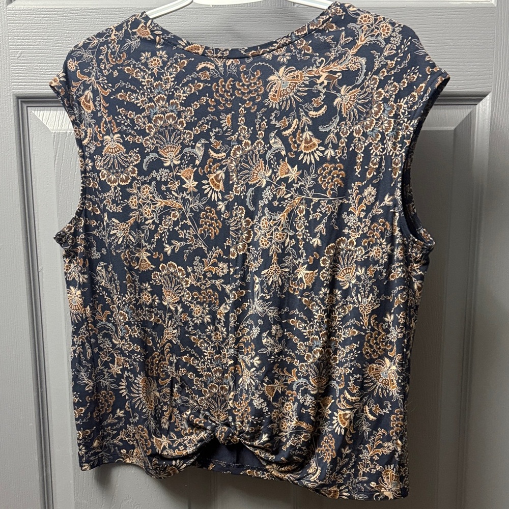 Reitmans Black and Cream Floral Tank Top. 533